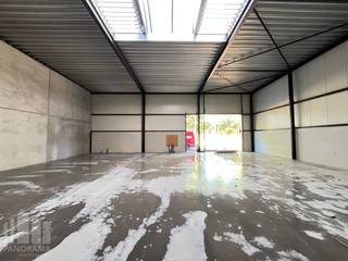 Uitstekend gelegen nieuwbouw KMO-unit van 284 m² te huur in Sint-Lievens-Houtem (Bavegem). De site geniet van een vlotte bereikbaarheid richting de E40 en de N42. Hierdoor zijn er vlotte verbindingen richting Aalst, Gent, Brussel en omliggende gemeenten.<br /><br />De casco KMO-unit is opgebouwd uit een staalconstructie met een buitenschil bestaande uit een combinatie van geïsoleerde betonpanelen en sandwichpanelen. De loods, brandklasse C, heeft een vrije hoogte van +/- 6 meter en is toegankelijk via een automatische sectionale poort met een aparte toegangsdeur en is voorzien van polybetonvloer, lichtstraat met rookluik, branddetectie en individuele nutsleidingen (water, elektr. (32 A), data). Tal van activiteiten mogelijk: opslag, productie, atelier,...  Er is tevens ruime manoeuvreerruimte en 2 parkeerplaatsen voorzien op de site. beschikbaar vanaf 01/12/2026.<br /><br />Contacteer PANORAMA B2B voor bijkomende (technische) inlichtingen, plannen of een vrijblijvend plaatsbezoek 0477 06 30 30.