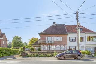 Cette spacieuse maison mitoyenne est située sur un beau terrain de 1 004 m² à Anzegem. Cette maison peut profiter d'un bel espace de vie et...
