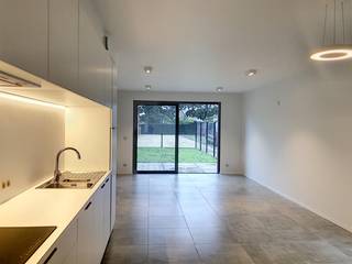 Nieuwbouw gelijkvloers appartement gelegen in een kleinschalige mini-residentie.Het zeer energiezuinige gebouw biedt een luxueus afgewerkt...