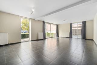 Uiterst ruim gelijkvloersappartement van 127m² met 2 slaapkamers op de Vijverhoek te Kuurne. Het appartement maakt deel uit van een...