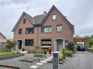 Deze gezinswoning in halfopen bebouwing is rustig gelegen in Leut, een deelgemeente van Maasmechelen, een Maasdorp op de linkeroever van de...