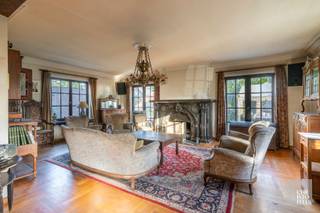 INDELINGOp het gelijkvloers bevindt zich een inkomhal met trap naar de verdieping, een kantoor, vestiaire en gastentoilet. Het ruime leefgedeelte...