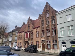 Zelden te koop: deze unieke aaneenschakeling van 4 woningen op schitterende locatie in Brugge biedt een waaier aan mogelijkheden.Bestaande uit een...