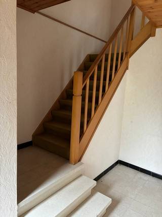 <p>Ruime te renoveren halfopen woning in Knokke-Heist<br /><br />Deze ruime te renoveren halfopen woning bevindt zich in een rustige residentiële buurt waar de afgelopen jaren heel wat panden een grondige upgrade kregen. De woning beschikt over 3 slaapkamers, een inpandige garage en een mooie oppervlakte als tuin.</p>
<p>Deze woning wordt u aangeboden in samenwerking met het biedplatform van COVAST. <br />Indien u belangstelling heeft om een bod uit te brengen kan dit enkel via ALBERT Vastgoed.<br />Wanneer uw bod weerhouden wordt door de verkoper zal u als koper eveneens instaan voor de betaling van het honorarium aan COVAST. Het honorarium bedraagt 4,50% inc. BTW bovenop de geboden prijs. Alle wettelijke opzoekingen kunt u bekomen na contactname met Albert Vastgoed.<br /><br />Bent u op zoek naar een te renoveren woonst te Knokke-Heist, neem dan voor meer inlichtingen of een bezoek op afspraak contact op met Dominique Baes, ALBERT, op 0498/12.82.20 of via dominique.baes@albert.immo</p>