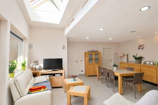 <p><span>CENTRAAL GELEGEN WONING MET BIJHOREND ATELIER</span></p><p><span> </span></p><p><span>Deze eigendom combineert vlot 'wonen en werken' of 'wonen en hobby'.<br />Nu ingedeeld als winkel met achterliggend atelier en uit de kluiten gewassen woonruimte.<br />De garage met dubbele toegang zorgt voor een vlotte toegang met wagen of bestelwagen naar het atelier/magazijn. </span></p><p><span> </span></p><p><span>Het woongedeelte heeft heel wat te bieden, een degelijk afwerking en heel veel ruimte staan garant voor een aangename woonbeleving.<br />Nette keuken, goed voorzien van kasten en toestellen, aansluitend een mooie open leefruimte waar glaspartijen voor heel veel licht zorgen.<br />Er is een bijhorende berging en een doorsteek naar het atelier.</span></p><p><span> </span></p><p><span>Ook het verdiep pakt groots uit met 4 extra large slaapkamer en 2 badkamers.<br />De trap verbindt vlot de zolder waar veel ruimte is voor uitbreiding of berging.</span></p><p><span> </span></p><p><span>Het achterliggend atelier, nu ingericht als bakkerij met bijhorende zolderruimte is multi inzetbaar, als beroeps- of hobbyruimte.</span></p><p><span> </span></p><p><span>Woonst en atelier zijn omgeven door een mooie binnenkoer die graag de zon ontvangt.<br />Er is centrale verwarming op aardgas en een warmtepomp gecombineerd met een pak zonnepanelen.</span></p><p><span> </span></p><p><span>VEEL RUIMTE <br />COMBINEERBAAR MET BEROEP OF HOBBY<br />ZONNIGE BUITENRUIMTE<br />ZONNEPANELEN<br />GOED EPC</span></p><p><span> </span></p><p><span> </span></p><p><span> </span></p>