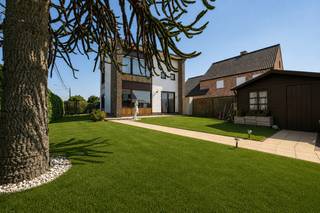 Deze woning is gelegen te Tielt (Meulebeke) met name in de Tieltstraat 144 en dit op een perceel van 267 m². Dit door de CENTRALE LIGGING op wandelafstand van bakker, slager, winkels, school.<br /><br />PLUSPUNTEN:<br />* CENTRALE LIGGING | RUIME WOONST<br />* 3 SLPKS<br />* INPANDIGE GARAGE<br /><br />INTERIEUR:<br />Via de inkomhal, voorzien van een gastentoilet, krijgt u toegang tot de kelder. De lichtrijke leefruimte sluit naadloos aan op de volledig geïnstalleerde keuken. Verder beschikt de woning over een inpandige garage die tevens dienst kan doen als wasruimte en extra bergruimte.<br /><br />Op de eerste verdieping bevinden zich drie volwaardige slaapkamers, een badkamer en een praktische dressing of berging.<br /><br />EXTERIEUR:<br />De woning beschikt over een aangenaam terras en een volledig afgesloten tuin, ideaal voor kinderen en huisdieren. Achteraan de tuin bevindt zich bovendien een tuinhuis, perfect voor het opbergen van tuinmateriaal en fietsen.