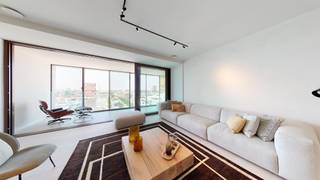 <p>Luxueus appartement met prachtig terras en fenomenaal uitzicht op de jachthaven gelegen. <br /><br />De ruime zitplaats, eetruimte en open keuken vloeien naadloos in elkaar over. Vanuit de leefruimte heeft men toegang tot een west-georienteerd terras met prachtig zicht over de Jachthaven van Antwerpen. In de zomer een zonovergoten terras, in de winter een cosy wintertuin. <br /><br />De nachthal leidt naar twee ruime slaapkamers, waarvan de hoofdslaapkamer beschikt over een dressingruimte en royale badkamer. De tweede slaapkamer beschikt tevens over ingemaakte kasten en een badkamer voorzien van een wastafel en douche. <br /><br />In de hal vindt u verder nog het gastentoilet en ruime bergplaats terug met aansluiting voor wasmachine en droogkast. <br /><br />Mogelijkheid tot aankoop van een autostaanplaats aan 40.000 euro. <br /><br />Bijzonderheden :<br />- Luxueuze residentie met frontaal zicht op het Willemdok<br />- Recent gebouwde residentie<br />- High-end en kwaliteitsvolle afwerking met vele maatkasten<br /><br /><br /><br /></p>
