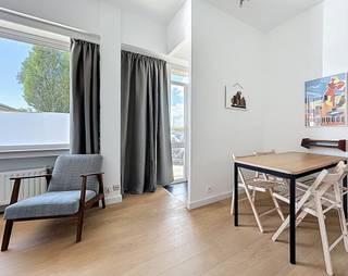 Res. Albatros. Fantastische studio gelegen in een zijstraat van de zeedijk. Meteen valt het prachtig zijdelingse zeezicht op vanuit de leefruimte. Door het uitzicht heeft u een heel lichtrijke studio. De studio geniet een luxueuze afwerking, Het is uiterst geschikt voor permanente bewoning, of als tweede verblijf voor de familie. De studio is gelegen in een rustige, doch centraal gelegen, omgeving waar de gezellige restaurants op wandelafstand liggen. De ideale uitvalsbasis aan zee dus! Indeling: Ruime leefruimte, open keuken, nachthal, Badkamer met douche en lavabo, slaaphoek voor stapelbed.