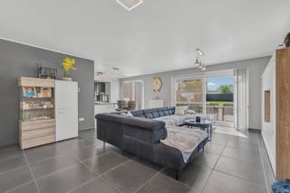 Prachtige instapklare gezinswoning op een toplocatie in een rustige en gezellige woonwijk in Houthulst. Deze recente en goed onderhouden woning biedt alle comfort, ruimte en energiezuinigheid voor wie op zoek is naar een moderne thuis.<br /><br />Via de inkomhal met apart gastentoilet kom je terecht in de open leefruimte met een gezellige zithoek en eetplaats. Dankzij de grote raampartijen geniet je hier van veel natuurlijke lichtinval. De leefruimte sluit naadloos aan op de open, volledig uitgeruste keuken met alle nodige voorzieningen. Aansluitend is er een praktische bergruimte die tal van mogelijkheden biedt, eventueel ook geschikt als zelfstandige praktijk of bureau.<br /><br />Op de eerste verdieping bevinden zich vier volwaardige slaapkamers, waarvan één met dressing. De badkamer is uitgerust met een bad, douche, wastafel en toilet. Daarnaast is er een verbinding naar de ruime zolder, wat extra opberg- of uitbreidingsmogelijkheden biedt.<br /><br />Buiten geniet je van een ruim terras met tuinhuis en een aangename tuin. Naast en voor de woning is er een oprit met voldoende parkeergelegenheid.<br /><br />Deze woning beschikt bovendien over een gunstig EPC-label A en zonnepanelen, wat zorgt voor een energiezuinige en toekomstgerichte woonst. Een ideale gezinswoning waar comfort, ruimte en ligging perfect samenkomen.<br /><br />