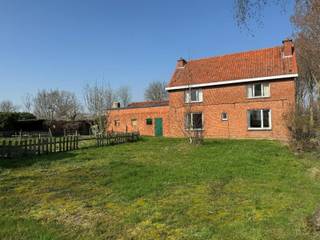 <p>Deze mooie eigendom op 5250 m² grond is prachtig gelegen, in een groene omgeving.</p>
<p>Vanuit de woning, die volledig gerenoveerd dient te worden, is er een fantastisch uitzicht op het aanpalend weiland en de uitgestrekte velden. Ideaal voor dierenliefhebbers en natuurliefhebbers.</p>
<p>Het gelijkvloers is momenteel ingedeeld in een woonkamer, een eetkamer, een keuken en een berging. Op de 1<sup>e</sup> verdieping zijn er verschillende kamers aanwezig en de woning is eveneens voorzien van een kelder.</p>
<p>Op dit perceel, gelegen in agrarisch gebied, zijn verschillende stallingen en een garage aanwezig.</p>
<p>De huidige vergunde functie is landbouw. Indien geen aankoop voor landbouwactiviteit, dan is een voorafgaande omgevingsvergunning vereist.</p>
<p>EPC label F (renovatieplicht van toepassing).</p>