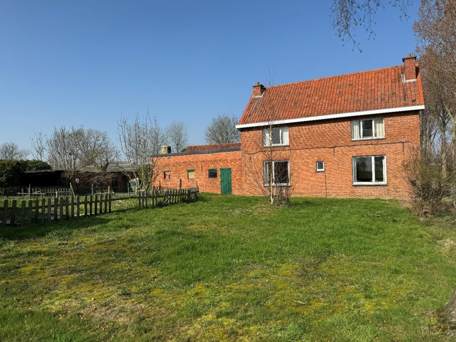 Hoeve met weiland op 5250 m² grond. - foto 1