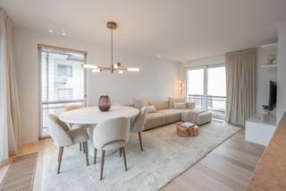 Luxueus gerenoveerd appartement op topligging in het Zoute. Ontdek dit prachtig gerenoveerde appartement in een stijlvolle villaresidentie, op een bevoorrechte locatie vlakbij de wandeldijk van het Zoute, op wandelafstand van het Zwin, het Albertplein en de exclusieve boetieks in de Kustlaan.<br />Indeling: Lichtrijke woonkamer met salon en eetruimte, uitgevend op een zonneterras vooraan met zeezicht én een tweede zonnig terras op het zuiden. Open, volledig ingerichte keuken. Inkomhal met gastentoilet en vestiaire.<br />De master bedroom beschikt over een eigen douchekamer (met toilet). Tweede slaapkamer eveneens met douchekamer en aansluiting voor wasmachine. Beide slaapkamers zijn voorzien van ingemaakte kasten voor optimaal comfort en opbergruimte.<br />Mogelijkheid tot aankoop van een parkeerplaats in de residentie - Private kelder - Gemeenschappelijke fietsenberging.<br />Contacteer ons om een bezoek in te plannen.