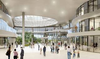 The Wings biedt kantoorriumte voor elke behoefte. Grote en kleine bedrijven krijgen het exacte aantal m² aangeboden dat zij nodig hebben om hun ambities na te streven.<br /><br />Met een veelzijdige vloerconfiguratie, een optimale relatieve vochtigheid van 50% en een overvloed aan licht hebben de kantoren een unieke kwaliteit die de productiviteit doet toenemen.<br /><br />Bovendien is er een uitgebreide aanbod van activiteiten en voorzieningen ter plaatse voor tijdens en na de werkuren en zo de evenwicht tussen werk en privé te maximaliseren.<br /><br />De belangrijkste blikvangers van het gebouw - die zorgen voor zichtbaarheid en bijval - zijn de weelderige tuinterrassen, die mensen een prachtig toevluchtsoord bieden om te ontspannen. Een oase om weer in contact te komen met de natuur en los te komen van deadlines of vergaderverzoeken.<br /><br />Kantoorruimte: 1.000m²<br />Parking auto: 1.167 plaatsen (1/43m²)<br />Parking fietsen: 300 plaatsen