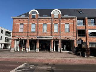 <p>Dakappartement met 2 slaapkamers in O.L.V. Olen.</p>
<p>Dit aangename dakappartement is gelegen in O.L.V. Olen en beschikt over een praktische en comfortabele indeling. Bij het binnenkomen betreedt u de inkomhal, die voorzien is van een gastentoilet en een handige bergruimte met aansluitingen voor wasmachine en droogkast. De ruime woonkamer met eethoek sluit aan op de vernieuwde, volledig ingerichte keuken en geniet dankzij het schuifraam van een aangename verbinding met het terras.</p>
<p>Via de nachthal bereikt u de twee slaapkamers en de vernieuwde badkamer. Deze is uitgerust met een ligbad, aparte douche, badkamermeubel en toilet. Het terras, dat rechtstreeks toegankelijk is vanuit de woonkamer, vormt een aangename extra troef van dit verzorgde appartement.<br /><br />Extra info: geen verdere gemeenschappelijke kosten I EPC 196 kWh/ (m² jaar) label B I watertoets: P-score: D I G-score: A.</p>
<div>
<div></div>
</div>