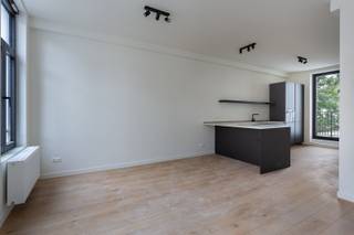 Locatie:<br />Dit luxueus gerenoveerde appartement aan de Terlinckstraat geniet van een uitstekende ligging in Oud Berchem (binnen de Singel). Dankzij de nabijheid van winkels, leuke horeca-zaken, openbaar vervoer alsook op-en afritten is dit een bijzonder centrale en aantrekkelijke woonlocatie.<br /><br />Beschrijving<br />Gelegen op de derde verdieping van een prachtig en karaktervol pand, geniet dit 100% instapklaar appartement van een aangename lichtinval en een modern karakter. Bij het binnenkomen komt u terecht in de lichtrijke leefruimte met hoog plafond, waar voldoende plaats is voorzien voor zowel een zithoek als een gezellige eethoek. De knappe en volledig ingerichte keuken, voorzien van een natuursteen werkblad, biedt dankzij zijn L-vorm een leuke plek om aan te zitten. Hier is ook de toegang tot het zonnige terrasje aan de achterzijde van het gebouw. Via de nachthal bereikt u een afzonderlijk gastentoilet, de praktische wasberging en vervolgens het slaapgedeelte met een mooie badkamer met douche en lavabomeubel. Hiernaast vinden we de slaapkamer die eveneens aan de achterzijde gelegen is. Een privatieve kelderberging vervolledigt het geheel.<br /><br />Belangrijkste kenmerken:<br />- Totaalrenovatie met hoogwaardige afwerking<br />- Alle meters individueel<br />- Privatieve kelderberging<br />- Energiezuinig (EPC-label B)<br />- Elektrische installatie conform<br />- Asbestveilig<br />- Gebouw met 4 appartementen, zonder lift, lage maandelijkse kosten!