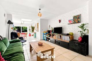 Deze karaktervolle, gerenoveerde woning combineert ruimte, comfort en een uitstekende ligging. Dankzij de energiezuinige voorzieningen en de instapklare staat is dit de ideale woning voor wie op zoek is naar zorgeloos woonplezier.<br /><br />Via de inkomhal kom je binnen in de ruime en lichtrijke leefruimte, waar een warme en gezellige sfeer meteen opvalt. Aansluitend bevindt zich de open, volledig uitgeruste keuken met oven, vaatwasser en gaskookplaat. De keuken werd recent opgefrist met een nieuw werkblad en nieuwe wandtegels. Op het gelijkvloers is bovendien een apart gastentoilet voorzien.<br /><br />Op de eerste en tweede verdieping bevinden zich vier volwaardige slaapkamers, waardoor deze woning perfect geschikt is voor gezinnen of wie extra ruimte wenst voor een bureau of hobbykamer. Op de tweede verdieping zorgt de airconditioning voor extra verfrissing. Daarnaast beschikt de woning over een ruime zolderberging.<br />De vernieuwde badkamer is uitgerust met een inloopdouche, een ligbad en een toilet.<br /><br />De woning beschikt over een gunstig EPC-label B, een energiezuinige condensatieketel op gas, conforme elektriciteit, centrale verwarming, dubbele beglazing, en een geïsoleerde zoldervloer. Rolluiken aan de voorzijde zorgen voor extra privacy.<br /><br />Buiten geniet je van een volledig ommuurde, zuidwestgerichte stadstuin waar je in alle rust en privacy kunt ontspannen. Het terras in padoekhout, de overdekte pergola, de grote luifel en het maatgemaakte tuinhuis maken van deze buitenruimte een heerlijke plek om te genieten.<br /><br /><strong>Ook wild geworden van deze thuis?<br />Twijfel niet langer en leg vandaag nog uw bezoek vast!</strong>