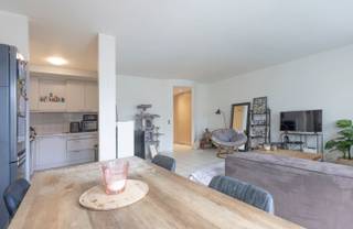 <p>Ruim en verzorgd appartement met twee slaapkamers en terras op de tweede verdieping.</p><p>Gelegen op de tweede verdieping, bereikbaar met trap.</p><p></p><p>Rustig gelegen in een wel-onderhouden gebouw met slechts 4 appartementen (1998), biedt dit ruim appartement van 93m² een uitstekende combinatie van comfort, ruimte en een opvallend gunstige energiescore. </p><p></p><p>Met een EPC van 157 kWh/m²jaar en label D+ is het appartement uiterst energiezuinig en toekomstproof.</p><p></p><p>De lichtrijke leefruimte bevindt zich aan de voorzijde van het gebouw en geeft uit op een leuk terras. De geïnstalleerde keuken sluit naadloos aan op de leefruimte. </p><p></p><p>Aan de achterzijde van het appartement zijn er twee slaapkamers, een apart toilet, technische berghoek en een verzorgde badkamer.</p><p></p><p>De elektrische installatie van het appartement zal conform gekeurd worden bij verkoop.</p><p></p><p>Inclusief in de verkoopprijs is één ruime kelderberging.</p><p>De koper heeft bovendien de mogelijkheid een dubbele garage (24m²) aan de voorzijde van het gebouw mee aan te kopen voor 35.000 euro. </p><p></p><p>Het appartement is momenteel stabiel verhuurd aan 950 euro per maand exclusief bijdrage aan de maandelijkse lasten.</p><p>EPC 157 kWh/m²jaar </p><p>label D+.</p>