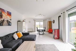 ANSEROEUL - Bent u op zoek naar een instapklare, gelijkvloerse woning in een doodlopende straat?Dan is dit pand misschien wel iets voor u. De...