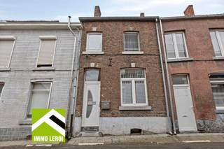 Ben je op zoek naar een betaalbare woning met twee slaapkamers in het centrum van Tongeren? <br />Deze gezellige rijwoning heeft alles in huis om er jouw nieuwe thuis van te maken.<br /><br />Indeling:<br /> x inkomhal; <br /> x voorkamer, in te richten als zithoek, bureel of eetruimte;<br /> x gezellige woonkamer; <br /> x functionele keuken;<br /> x badkamer met alle basiscomfort;<br /> x gewelfde kelder.<br /><br />Op de verdieping: <br /> x 2 slaapkamers;<br /> x uitbreiding naar zolder mogelijk dankzij vaste trap;<br /> x de zoldervloer werd geïsoleerd en afgewerkt met OSB-platen;<br /> x aangename tuin/terras op het westen.<br /><br />x De elektrische installatie werd reeds aangepast en is conform. <br />x Momenteel is de woning verhuurd.<br /><br />📞 Interesse? Plan een bezoek door te bellen naar 012 23 00 23 of stel je vragen aan roland@immo-leroi.be.