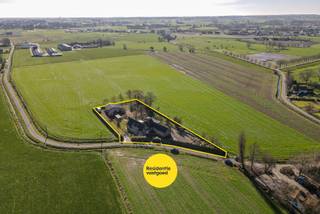 Kijkdag zaterdag 4 april van 10u tot 12u. Plan snel uw afspraak in voor deze topper!Op een landelijke en rustige locatie in Aartrijke bevindt zich...