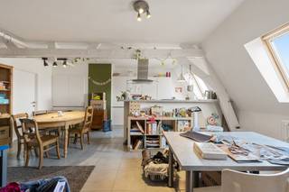 Idéalement situé face à la gare de tournai au 4ème étage d’une petite copropriété de 4 lots, sans ascenseur, ce bel appartement récemment...