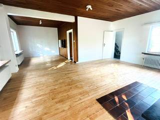 Prachtig gerenoveerde villa met veel lichtinval en zonnige tuin,  gelegen in een residentiële buurt op wandelafstand van 3 scholen en...