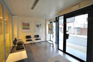 Ontdek dit zeer ruime handelspand, voorheen gebruikt als bank- en verzekeringskantoor, gelegen op een centrale locatie te Oosteeklo. Dit...