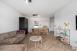 <p><span> </span></p><p><span>Met oog voor detail en hoogwaardige materialen werd dit volledig gerenoveerde appartement van ca. 90 m² in 2023 omgetoverd tot een stijlvolle en instapklare woonst. Gelegen op een toplocatie aan de Fruithoflaan geniet u hier van een perfecte combinatie tussen rust en het bruisende stadsleven van Antwerpen, met parken, scholen, winkels en openbaar vervoer op wandelafstand.</span></p><p><span>Bij het betreden van het appartement wordt u verwelkomd in een verzorgde inkomhal met praktische vestiaire. De onderhoudsvriendelijke keramische tegelvloer loopt naadloos door in het hele appartement en zorgt voor een moderne en uniforme uitstraling.</span></p><p><span>De lichtrijke leefruimte en keuken vormen het kloppend hart van de woonst. Dankzij de grote raampartijen baadt deze ruimte in natuurlijk licht en heeft u directe toegang tot het ruime terras de ideale plek om in alle rust te ontspannen.</span></p><p><span>Via de nachthal bereikt u twee volwaardige slaapkamers, een stijlvolle badkamer en een apart gastentoilet. De indeling is doordacht en biedt optimaal comfort, zowel voor eigen bewoning als investering.</span></p><p><span>Troeven:</span></p><ul><li><span>Volledig gerenoveerd in 2023 </span></li><li><span>Energiezuinig (EPC B) </span></li><li><span>Asbestveilig </span></li><li><span>Elektriciteit conform </span></li><li><span>Inbouwkasten in keuken en slaapkamer </span></li><li><span>Nieuwe hoogrendementsramen </span></li><li><span>Uitstekende ligging </span></li><li><span>Mogelijkheid tot huren van garagebox of staanplaats</span></li></ul>