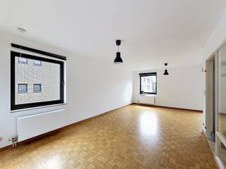 <p>Dit appartement met 2 slaapkamers in Dilbeek bevindt zich op de tweede verdieping, bereikbaar met de lift. Dankzij de praktische indeling, twee terrassen en een garagebox geniet je hier van comfortabel wonen op een aangename locatie.</p><p>Het appartement verwelkomt je via een inkomhal met toilet. De lichtrijke woonkamer sluit aan op een terras en vormt een aangename leefruimte. De volledig geïnstalleerde keuken biedt alle comfort voor dagelijks gebruik. Verder beschikt het appartement over een nachthal, een badkamer met inloopdouche, een aparte berging/wasplaats en twee slaapkamers. Eén slaapkamer is uitgerust met een dressingkast en beide slaapkamers geven rechtstreeks toegang tot het terras aan de achterzijde. Maandelijks € 100 provisie voor onderhoud gemeenschappelijke delen en voorschot privatief waterverbruik.</p><p>Extra troeven zijn de private kelder en de garagebox. Het appartement is onmiddellijk beschikbaar en heeft een EPC-score van 230 kWh/m² (klasse C).</p>