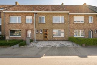 Deze RUSTIG GELEGEN WONING is gelegen te Sint-Michiels (Brugge), meer bepaald in de Ten Boomgaard 8 op een perceel grond van 358 m². De woonst beschikt over een bewoonbare oppervlakte van 165 m².<br />U geniet een zeer gunstige ligging, in een rustige straat vlakbij lokale handelaars, uitvalswegen en diverse winkels.<br /><br />PLUSPUNTEN:<br />* GUNSTIGE EN CENTRALE LIGGING<br />* DUBBELE GARAGE<br />* UITWEG ACHTERAAN<br />* PERFECT ONDERHOUDEN<br /><br />INTERIEUR:<br />U komt de woning binnen via de inkomhal met gastentoilet. Aansluitend bereikt u de lichtrijke leefruimte, bestaande uit een gezellige zit- en eethoek met ingebouwde kachel. Verder beschikt de woning over een ingerichte keuken met praktische koele berging. Via de nachthal heeft u toegang tot drie volwaardige slaapkamers en een badkamer uitgerust met een toilet, ligbad en enkel lavabomeubel. De zolderverdieping, te bereiken via een uitschuifbare zoldertrap, is opgedeeld in een praktische bergruimte mét een extra slaapkamer. Tot slot is er nog een veranda met aanpalend een wasruimte en extra bergruimte op het verdiep. De dubbele garage achteraan biedt ook een uitweg.<br /><br />EXTERIEUR:<br />De woning beschikt over een ruime tuin met tuinberging.