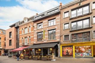 <p><span>Ontdek deze hoogwaardige en stijlvolle </span><span>studio</span><span> in een volledig gerenoveerd gebouw, gelegen in de Parijsstraat in het hart van Leuven. Het pand werd volgens de regels van de kunst gerenoveerd en afgewerkt met kwalitatieve materialen, met oog voor comfort en duurzaamheid.</span></p><p><span>De studio bevindt zich op de eerste verdieping en is uitgerust met een energiezuinige lucht-lucht warmtepomp, die zorgt voor efficiënte verwarming in de winter en aangename verkoeling in de zomer. Ze wordt volledig bemeubeld verkocht en beschikt over een comfortabele boxspring, bureau met bureaustoel, ingebouwde kleerkast en gordijn. Daarnaast is er een </span><span>praktische privatieve keuken</span><span> met ontbijtblok, magnetron en koelkast, waardoor u geniet van alle comfort binnen uw eigen studio.</span></p><p><span>Dankzij de absolute toplocatie in de Parijsstraat bevinden studenten zich op wandelafstand van campussen, winkels, horeca en het bruisende stadsleven van Leuven. Een ideale uitvalsbasis voor wie comfortabel én kwaliteitsvol wil wonen tijdens de studies.</span></p><p><span>Beschikbaar voor academiejaar 26-27!</span></p><p><span>Interesse in deze hoogwaardige studio? Contacteer ons via </span><span>016 15 31 15</span><span> of </span><span>info@immolivit.be</span><span>.</span></p><p><span> </span></p>