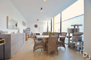 In het stadscentrum van Ieper vinden we deze karaktervolle en volledig gerenoveerde woning terug. Gelegen in het centrum en toch zeer bereikbaar...