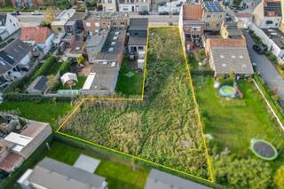 Langs de Lombardsijdelaan tussen Middelkerke en Nieuwpoort is dit mooi perceel bouwgrond van 990 m² gelegen. Door zijn centrale ligging zijn alle nodige winkels, horeca, scholen en kinderopvang op slechts enkele minuten gelegen en beschikt het vlakbij over een vlotte bus- en tramverbinding. Tevens is het perceel bouwgrond op slechts enkele minuten van het Sint-Laureinsstrand en het strand van Westende gelegen waardoor men ten alle tijden kan genieten van de rust en van de nabije omgeving. Zeer interessante grond met grote tuin! Op het perceel bouwgrond rusten er geen specifieke bouwverplichtingen! Neem gerust verder contact op voor meer informatie of een bezoek ter plaatse! <br />De vermelde prijs is een richtprijs- elk bod hoger of lager wordt voorgelegd aan de eigenaars die hiermee al dan niet akkoord kunnen gaan. (Gvg, Wg, Gmo, Gvkr, Gvv) ~ Ref. MI22284