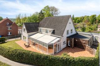 Characterful and ready to move in doctor's house with 6 rooms, patio and winter garden a unique residential opportunity full of space, charm and...