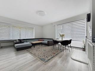 Aan de gegeerde Pastoor Baeyenslaan, bieden wij u dit uitzonderlijk lichtrijke hoekappartement op de eerste verdieping aan. De eigendom onderging een totale transformatie en bevindt zich in een absolute topstaat, waarbij kosten noch moeite werden gespaard om hedendaags comfort te versmelten met een hoogwaardige afwerkingsgraad.<br /><br />Bij het betreden van de leefruimte valt onmiddellijk de overvloedige natuurlijke lichtinval op. Dankzij de unieke hoekligging en de grote raampartijen geniet u vanuit de leefruimte van een open, ruimtelijk gevoel en een rustgevend uitzicht op het tegenovergelegen groene pleintje. Aansluitend bevindt zich een charmant terrasje waar u in alle rust van de omgeving kunt genieten.<br /><br />In 2024 werden de keuken en de badkamer volledig vernieuwd en uitgerust met kwalitatieve materialen en eigentijdse toestellen. Het nachtgedeelte omvat een ruime, volwaardige slaapkamer en beschikt over de absolute meerwaarde van een aanpalende dressing/babykamer, die eveneens perfect dienst kan doen als stijlvolle thuiswerkplek.<br /><br />Ook op het vlak van energiezuinigheid scoort deze woonst uitstekend. Het appartement beschikt over dubbele beglazing en een gunstig EPC-label B, wat garant staat voor een laag energieverbruik en een comfortabel leefklimaat.<br /><br />De ligging in Berchem combineert het beste van twee werelden: een rustige, residentiële omgeving met het bruisende stadsleven, openbaar vervoer, winkels en belangrijke invalsnetwerken in de directe nabijheid. Dit instapklare appartement vormt de ideale opportuniteit voor wie op zoek is naar een zorgeloze eerste woonst of een waardevolle, duurzame investering.<br /><br />Neem snel contact op voor het verkocht is !<br /><br />EPC : 130 kWh/m<sup>2</sup> (Label B)<br />Stedenbouwkundige inlichtingen in aanvraag<br />Waterinfo : P-Score = B, G-Score = C<br /><br />Dit is niet wat je zoekt ? Al gehoord van AANKOOPBEGELEIDING ? Wij zoeken, bezoeken en onderhandelen mee met jou voor eigendommen die worden aangeboden door particulieren, andere makelaars of eigendommen die zelfs (nog) niet te koop staan?<br />Vraag meer informatie over aankoopbegeleiding via welkom@dehuisleverancier.be of 0489/069.000<br /><br />de Huisleverancier : Persoonlijk, voor iedereen Service, Kwaliteit en Vertrouwen !