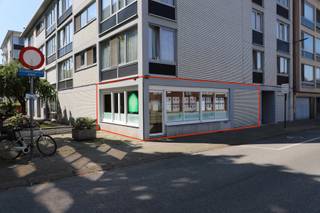 Op zoek naar een verhuurd investeringsvastgoed met onmiddellijke huurinkomsten? Deze lichtrijke hoekhandelsruimte van ca. 144 m² (volgens EPC) bevindt zich op het gelijkvloers van een appartementsgebouw en combineert een sterke zichtbaarheid met een praktische indeling en een langdurige huurhistoriek.

Dankzij de kamerbrede raampartijen en de hoekligging geniet het pand van bijzonder veel natuurlijk licht en een opvallende aanwezigheid in het straatbeeld. De ruimte omvat een ruime open kantoor- en wachtruimte, kitchenette met opbergruimte, afzonderlijke vergaderzaal, toilet en privatieve kelderberging.

De huidige huurder is reeds ca. 12 jaar in het pand gevestigd en betaalt € 1.147,87 huurprijs per maand, excl. € 200 provisie. Dit resulteert in een jaarlijkse basishuur van € 13.774,44. Ten opzichte van de vraagprijs van € 279.000 komt dit overeen met een indicatief brutohuurrendement van ca. 4,9%.

Een interessante opportuniteit voor wie zijn vastgoedportefeuille wil uitbreiden met commercieel vastgoed en bestaande huurinkomsten.

Plan uw bezoek en ontdek het potentieel ter plaatse. Contacteer Verbiest Vastgoed voor meer informatie of een persoonlijke rondleiding.

Denkt u zelf aan verkopen of verhuren? Neem contact met ons op voor een gratis en vrijblijvende waardebepaling.
Mail: info@verbiestvastgoed.be / Tel. 0478.38.46.21