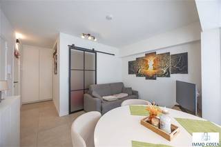 Volledig gerenoveerd appartement met zijdelings zeezicht en als indeling : woonkamer met open keuken, aparte slaaphoek met tweepersoonsbed en maatkasten, badkamer met hangtoilet, douche en lavabomeubel, kleine berging. Het appartement is totaal gerenoveerd : volledig nieuwe ondergrondse leidingen, nieuwe conforme elektrische installatie, vernieuwde keuken en maatwerk van Maison M, badkamer, vloeren, inbouwspots, brandwerende inkomdeur. Prachtig volledig instapklaar en gemeubeld appartement op enkele minuten wandelafstand van het nieuwe Casino. Het appartement is volledig conform om te verhuren op jaarbasis of als vakantieappartement. Goed onderhouden gebouw waarvan de voorgevel vernieuwd werd in 2005 en in 2016 werd een volledig nieuwe stookinstallatie geplaatst op gas. Het appartement is nog verhuurd tot 30/11/2025, bezoek op afspraak. Topaanbieding.