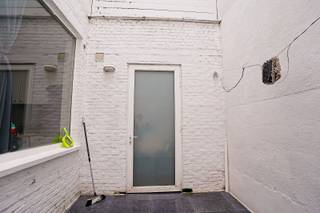 Wenst u betaalbaar te wonen of bent u opzoek naar een betaalbare investering? Dan is dit uw kans! Dit appartement zit in een kleinschalig complex van 8 appartementen. De appartementen worden door de eigenaars zelf beheerd, dus GEEN extra SYNDICUSKOSTEN!  Het appartement is gelegen op de begane vloer. Het beschikt over een leefruimte met open keuken, badkamer,  1 slaapkamer en terras. Dit appartement dat gelegen is op een boogscheut van het centrum van Sint-Niklaas is momenteel verhuurd voor 560 euro/maand. Indien u dit appartement aankoopt als uw enige woonst kan u deze bovendien aankopen aan slechts 2% registratie! Bel vandaag nog voor uw afspraak naar 052/ 41.41.94 of contacteer ons via e-mail!<br />referentie: 5486