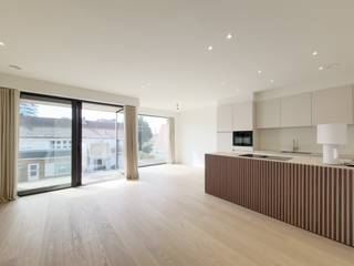 Schitterend nieuwbouwappartement met twee slaapkamers en een Zuidgericht overdekt terras gelegen op de eerste verdieping in de stijlvolle nieuwbouwresidentie "Maurice" vlakbij Duinenwater en het station van Knokke-Heist.<br /><br />Dit nieuw appartement werd luxueus afgewerkt, volledig geschilderd en voorzien van maatwerkkasten en omvat:<br />Inkomhal met gastentoilet, lichtrijke leefruimte met een gezellige zit- en eethoek, moderne open keuken voorzien van de nodige toestellen, berging en een overdekt Zuidgericht buitenterras. Verder zijn er 2 ruime slaapkamers, een mooi afgewerkte badkamer met inloopdouche en een tweede douchekamer. Mogelijkheid tot aankoop van een makkelijk toegankelijke autostaanplaats ( kabel voor elektrisch laden voorzien - € 65.000 ), bereikbaar via een autolift in de residentie. Verkoop onder stelsel van BTW.