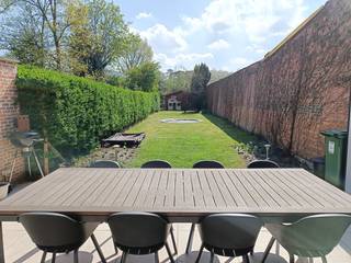 Instapklare woning met 3 slaapkamers, 2 badkamers en zonnige tuin (EPC B)<br /><br />Charmante en volledig gerenoveerde woning op toplocatie in het centrum van Kapellen, op wandelafstand van winkels, scholen, park, bos en openbaar vervoer.<br /><br />Deze instapklare woning combineert ruimte, comfort en energiezuinig wonen (EPC B). De lichtrijke leefruimte met gezellige gashaard sluit naadloos aan op de moderne open keuken met kookeiland. Via het grote schuifraam bereik je het terras en de zonnige, privatieve tuin met groot tuinhuis.<br /><br />Op het gelijkvloers bevinden zich verder een douchekamer en praktische wasruimte.<br /><br />Op de verdieping vind je 3 volwaardige slaapkamers en een tweede badkamer. Dankzij airconditioning in leefruimte en slaapkamers geniet je het hele jaar door van optimaal comfort.<br /><br />Extra troeven: volledig gerenoveerd in 2014 (van riolering tot dak) - EPC B - airco aanwezig - 2 badkamers - asbestvrij - regenwaterput 3000L - elektriciteit conform - kelder, bergzolder en ruime berging - elektrische rolluiken en vliegenramen.<br /><br />Een warme, verzorgde woning waar je meteen kan intrekken. Contacteer ons voor een bezoek.