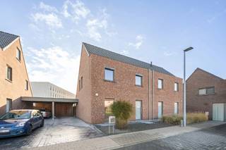 Topper: Energiezuinige woning op uitstekende ligging.Deze moderne halfopen woning biedt je alle comfort dankzij de recente bouw, de kwalitatieve...