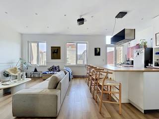 <p><strong>We Invest Brussel-Europa</strong> heeft het genoegen u dit lichtrijke appartement met 2 slaapkamers en terras voor te stellen, ideaal gelegen in <strong>Elsene – wijk Sint-Bonifaas</strong>, Lange-Levenstraat 34.</p>
<p>Gelegen op de 2de verdieping van een goed onderhouden gebouw, biedt dit appartement een oppervlakte van ongeveer <strong>102 m²</strong> en overtuigt het door zijn mooie lichtinval en functionele indeling.</p>
<p>Het appartement bestaat uit een inkomhal, een ruime en lichtrijke woon- en eetkamer, een ingerichte keuken, <strong>twee comfortabele slaapkamers</strong>, een badkamer en een aangenaam <strong>achterterras</strong> dat een rustige buitenruimte biedt.</p>
<p>Technische informatie :</p>
<ul>
<li>PVC ramen met dubbele beglazing</li>
<li>Individuele verwarmingsketel</li>
<li>Lichtrijk appartement</li>
<li>Privéterras</li>
</ul>
<p>De ligging is een echte troef: in het hart van <strong>Elsene</strong>, in de gegeerde <strong>Sint-Bonifaaswijk</strong>, vlakbij <strong>winkels, restaurants en openbaar vervoer (bus en tram)</strong> en op enkele minuten van het centrum van Brussel en de Europese instellingen.</p>
<p>👉 Ideaal als eerste aankoop of als investering in Brussel.</p>
<p>Mis deze kans niet om een eigendom te verwerven in één van de meest gegeerde wijken van Elsene.</p>
<p>📩 Meer info en bezoeken via <strong>We Invest Brussel-Europa</strong><br />👤 Frédéric Top<br />📞 +32 472 34 44 08<br />📧 frederic.top@weinvest.be</p>