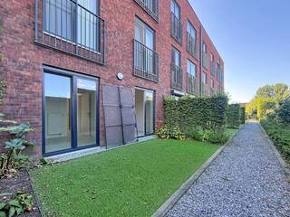 <br />Disposition : <br /><br />Espace de stationnement souterrain et rangement <br /><br />Rez-de-chaussée : <br /><br />- salon spacieux et lumineux (29 m²) avec accès à la terrasse bien orientée (4 m²) <br />- cuisine ouverte avec plaque vitrocéramique, hotte, lave-vaisselle, évier double, réfrigérateur, micro-ondes et nombreux rangements<br /> - espace de rangement (2 m²) <br />- salle de bain avec douche spacieuse et double vasque dans le mobilier (5 m²) <br />- toilettes séparées <br />- chambres 1 et 2 (11 m² et 9 m²) avec accès à la terrasse (8 m²).<br /> <br />Dans l'ensemble : <br />- Prix de location : 850,00 €/mois<br />- Commission pour les parties communes : 75,00 €/mois (entretien de la terrasse compris) <br />- Disponible immédiatement<br /><br />Le moyen le plus rapide pour visiter cette propriété ? Demandez votre visite via le bouton rose de notre site Web (www.dewaele.com) et vous serez contacté par notre expert en location Broes.<br /><br />Les rendez-vous ne peuvent pas être pris par téléphone. Pour toute autre question, vous pouvez nous contacter par téléphone au 050 444 999.<br /><br />Les images générées par l’IA sont fournies en guise d'inspiration. Elles ne tiennent pas compte des spécifications techniques, ni des renseignements urbanistiques, ni des possibilités concrètes de réalisation.