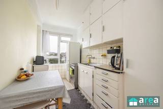 <p><span><span>In een levendige en gegeerde Borgerhoutse wijk, vinden we dit leuk 2 slaapkamer appartement terug. Het bevindt zich op het derde verdiep in een goed onderhouden residentieel gebouw.</span></span></p><p><span><span>De buurt biedt op wandelafstand verschillende voorzieningen met de nodige stadscharme: aangename pleintjes (Moorkensplein, Dageraardplaats), winkels, groen en het openbaar vervoer (waaronder het Centraal Station). In een mum van tijd ben je zo in het stadscentrum of op de Ring van Antwerpen.</span></span></p><p><span><span> </span></span></p><p><span><span>Ideaal voor starters of als investering (huidige huuropbrengsten €1000/mnd + €200/mnd vaste kosten)</span></span></p><p><span><span> </span></span></p><p><span><span>Grootste troeven:</span></span></p><p><span><span>-Centrale locatie</span></span></p><p><span><span>-Gunstig EPC (B): 123kWh/m²/jaar</span></span></p><p><span><span>-Goed onderhouden residentieel gebouw</span></span></p><p><span><span>-Conforme elektrische keuring</span></span></p><p><span><span>-Incl. privatieve kelderberging</span></span></p><p><span><span>-Rendement van 5,58%! (aankoopkost incl. registratie!)</span></span></p><p><span><span> </span></span></p><p><span><span>Indeling:</span></span></p><p><span><span>inkomhal met toegang tot de zonnige en ruime leefruimte (30m²) met aansluitend een geïnstalleerde keuken (8m²). Via de hall is er toegang tot de berging alsook de ingerichte badkamer (5m²) met ligbad en een apart toilet. Aan achterzijde bevinden er zich 2 slaapkamers (17m² & 11m²). Waarvan de grootste slaapkamer toegang heeft tot het ruime terras (7m²).</span></span></p><p><span><span> </span></span></p><p><span><span>Voor meer informatie kan u terecht bij Area Partners: Info@area.be of 03/284.60.60</span></span></p>