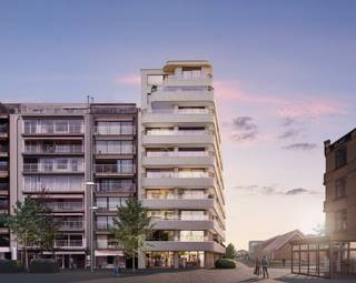Residentie Edgar Degas verrijst op de hoek van de Markt en de Meeuwenlaan in De Panne, op een locatie die rust en bereikbaarheid combineert. Dankzij de centrale ligging bevinden winkels, horeca en openbaar vervoer zich op wandelafstand, terwijl de drukte van het centrum net buiten beeld blijft. Een ideale uitvalsbasis voor wie centraal wil wonen zonder in te boeten op woonkwaliteit.<br /><br />Dit  appartement op de 5de verdieping met terras maakt deel uit van een residentie met 28 wooneenheden, telkens afgewerkt met duurzame en onderhoudsvriendelijke materialen. Elke unit beschikt over vloerverwarming via geothermie, dit systeem benut aardwarmte voor verwarming in de winter én passieve koeling in de zomer. Het ventilatiesysteem D draagt bij aan een aangenaam en energiezuinig binnenklimaat.<br /><br />Indeling: inkomhal met plaats voor vestiaire | leefruimte met open keuken en toegang tot zonneterras | aanpalende berging met voorziening voor wasmachine | badkamer met inloopdouche en lavabo in meubel | twee slaapkamers met toegang tot terras achteraan | afzonderlijk toilet. <br /><br />Er is een private kelder en een gemeenschappelijke fietsenberging voorzien. Mogelijkheid tot aankoop van een ondergrondse parkeerplaats.<br /><br />Rustig wonen, pal in het centrum van De Panne? Contacteer ons snel voor een afspraak of een bezoek aan het modelappartement.
