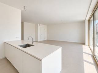 In de residentie Central Boulevard kun je dit ruime nieuwbouwappartement terugvinden met 2 slaapkamers en een oppervlakte van 100m2 vlakbij het centrum van Oostende, de jachthaven en de visserskaai. <br /><br /><u>De indeling van het appartement is als volgt;</u>
<ul>
	<li>Inkomhal</li>
	<li><strong>Ruime </strong>eet- en leefruimte</li>
	<li>Volledig <strong>geïnstalleerde open keuken</strong></li>
	<li>Berging</li>
	<li>2 <strong>volwaardige</strong> slaapkamers met ruimte voor dubbelbed en kasten</li>
	<li><strong>Apart</strong> toilet</li>
	<li>Badkamer <strong>met bad en inloopdouche</strong></li>
	<li>Terras aan de <strong>voorzijde en achterzijde (zuid)</strong></li>
</ul>
<br />Het appartement is afgewerkt met <strong>vloerverwarming, warmtepomp en ventilatie type D. </strong><br />Op het gelijkvloers is er een fietsenstalling voorzien om veilig uw fietsen te stallen. <br /><br />Aarzel niet en contacteer ons voor meer informatie. <br /><br /> 