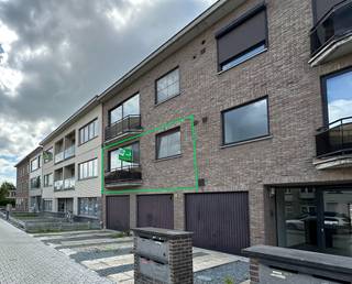 Op een gunstig gelegen locatie in de buurt van openbaar vervoer en centrum van Lier bevindt zich dit appartement.<br /><br />De inkomhal geeft toegang tot de ruime lichtrijke leefruimte. Naast de leefruimte bevindt zich de keuken welke landelijk oogt en uitgerust is met de nodige toestellen.<br />De berging zorgt voor extra opslagruimte en is voorzien van aansluiting voor wasmachine.<br /><br />Verder bevinden er zich twee slaapkamers waarvan 1 slaapkamer toegang geeft tot het terras (14m²) en een badkamer. De badkamer is uitgerust met een ligbad en een enkele lavabo in een ruim badkamermeubel.<br />Het toilet is apart.<br /><br />Pluspunten:<br />+ Gunstige ligging<br />+ 2 terrassen<br /><br />Heeft u interesse om dit appartement te huren? Stel uzelf snel kandidaat via onze website www.vbvastgoed.be met de groene knop "Ik ben kandidaat".