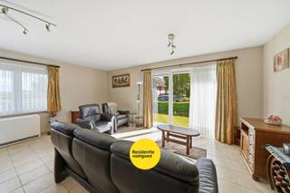 In het centrum van Oudenburg bevindt zich dit verzorgd gelijkvloers appartement in de residentie Lindenhof. Dankzij de centrale ligging geniet u van een vlotte bereikbaarheid en bevinden winkels, openbaar vervoer en andere voorzieningen zich op wandelafstand.<br /><br />Het appartement, gebouwd in 2000 en met een bewoonbare oppervlakte van ca. 94 m², werd doorheen de jaren goed onderhouden. Zo werden alle ramen in 2011 vernieuwd naar PVC met hoogrendementsglas en is de videofonie recent vervangen.<br /><br />Bij het betreden van het appartement komt u in de inkomhal met gastentoilet. De lichtrijke leefruimte met tegelvloer vormt samen met de open keuken het hart van de woning. De keuken is praktisch ingericht en voorzien van alle nodige toestellen, ideaal voor dagelijks comfort.<br /><br />Verder beschikt het appartement over twee volwaardige slaapkamers, waarvan één met ingemaakte kasten, een badkamer met ligbad en een handige berging/wasplaats.<br /><br />Een absolute troef is het privatief genot van de tuin, waar u in alle rust kan genieten van het buitenleven.<br /><br />Extra comfort wordt geboden door een ruime garage (nr. 43) met elektriciteit en water, verplicht mee aan te kopen.<br /><br />Dit appartement leent hem zowel als ideale permanente woning maar ook als investering. <br />Benieuwd naar meer? Vraag uw bezoek aan via ons gekende nummer 059/250 590