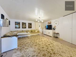 Vernieuwde woning, prima gelegen langs invalsweg tussen centrum en E17.<br />Het huis met een bewoonbare oppervlakte van 170m², omvat : inkomhall met gastentoilet, ruime living, grote keuken met inmaakkasten en eethoek, berg-/wasplaats, twee slaapkamers en recente badkamer met ligbad, douche en toilet op de 1e verdieping en ruime zolderkamer op de 2e verdieping.<br />Vooraan is er een ruime oprit/parking en achteraan een vrij grote tuin.<br />De woning werd reeds grotendeels vernieuwd : ramen, CV op aardgas, conforme elektriciteit, geïsoleerd dak, ... en is met zijn EPC B klaar voor de toekomst.<br />De eigendom is momenteel goed verhuurd en biedt een mooi rendement als investering.<br />Mits vooropzeg van zes maanden ook ideaal als starterswoning voor eigen gebruik.<br />Bezoekje? Neem zo snel mogelijk contact.