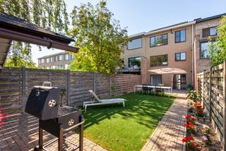<p>Gelegen aan de David Tenierslaan in Reet, in een residentiële woonwijk, vinden we deze instapklare woning met een bewoonbare oppervlakte van 145 vierkante meter. Dit huis bevindt zich in een zeer aangename woonomgeving, ideaal voor gezin met kinderen. Er is enkel plaatselijk verkeer! <br /><br />De indeling van de woning bestaat uit: <strong>GLVL</strong>: een inkomhall met ingemaakte kast, een apart toilet, een berging en een wasplaats. Op het <strong>1e VERDIEP</strong> is een traphall, een woonkamer in L-vorm met elektrische sierhaard en een nieuw moderne keuken. Op het <strong>2e VERDIEP</strong> bevinden zich een nachthall, 3 slaapkamers en een moderne badkamer met toilet. De tuin is aangelegd met kunstgras en een terras in blauwe hardsteen. Bovendien beschikt dit eigendom over een dubbele oprit en een praktische inpandige garage, wat zorgt voor extra gemak in uw dagelijkse routine.<br /><br />De woning, gebouwd in 1980, heeft een perceel van 210 vierkante meter en werd steeds zeer goed onderhouden. Het vernieuwd en geïsoleerd plat dak, de 13 zonnepanelen met groenstroomcertificaten (2 x €450,00,-/jaar tot 2029) en airco in de woonkamer en slaapkamers zorgen mee voor een energiezuinige woning met Label B. De elektrische installatie werd vernieuwd. Gelegen in een groene buurt, profiteert u van de rust en tevens van de nabijheid van de lokale winkels, verschillende scholen en het openbaar vervoer. De beide opritten van de A12 en E19 Antwerpen-Brussel liggen op slechts enkele minuten rijden. Deze woning vormt een ideale basis voor wie op zoek is naar een balans tussen wooncomfort en een vlot woon-werkverkeer.<br /><br />Verkoop via BIEDINGEN ONDER GESLOTEN OMSLAG tot uiterlijk 30/09/2026 om 18h. INSTELPRIJS (MINIMAAL): €425.000,-<br />📞 Contacteer ons vandaag nog voor een afspraak via info@leximmo.be of 03/459.99.99.<br /> </p>